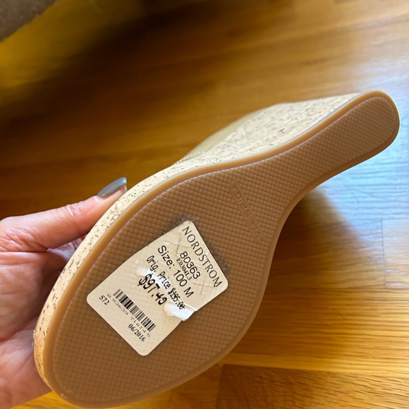 Via Spiga patent leather nude wedge w/cork heel - Picture 4 of 5